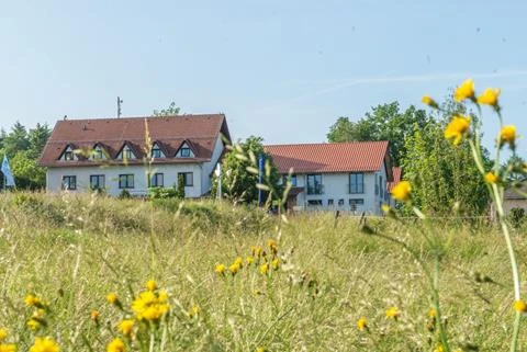 Haus im Vordergrund eine Wiese